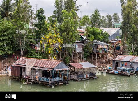  Voices From The Canals! A Symphony of Vietnamese Life and the Labyrinthine Power of Memory